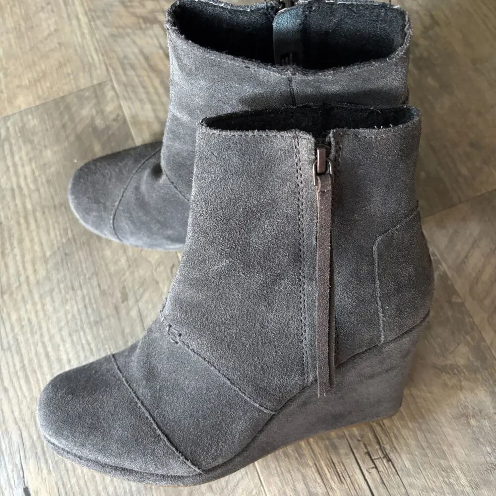 TOMS Women's Gray Suede Wedge Ankle Boots Side Zip Size 8 NWOT Comfort